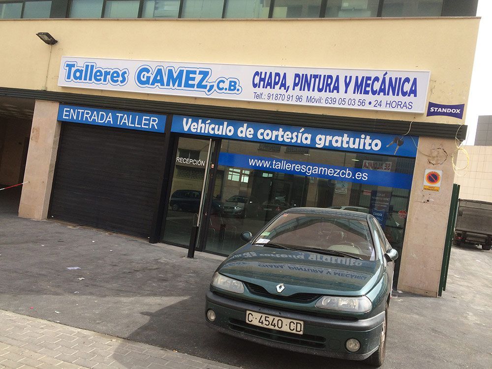 Fachada y puerta de entrada del taller